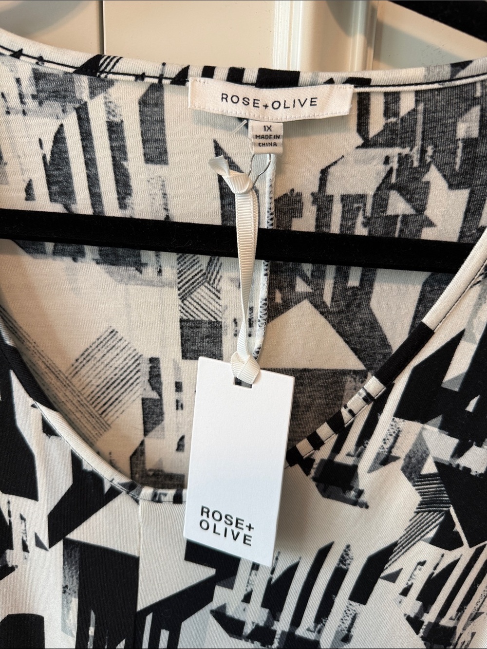 Rose & Olive Black and White Abstract V-Neck Short Sleeve Top - Picture 3 of 6